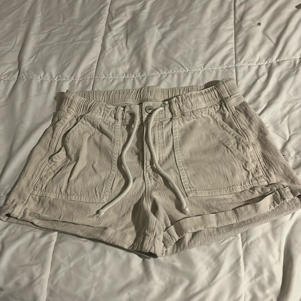 Khaki American Eagle size 10 roll up lightweight shorts